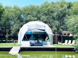 DOMEGLAMPING at FISHINGLAKE, אתר גלמפינג בSágvár