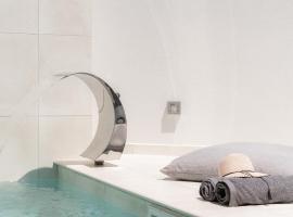 White Cliff Luxury Suites by A&D Properties – hotel w mieście Porto Rafti