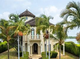 Villa Castello- Water Views & Resort Amenities, hotel din Placencia Village