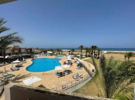 Beachfront Apartment 105- Hotel Andalucia, alojamiento con cocina en Bizerta