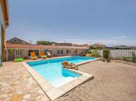 Eclectic oasis with poolside charm in Arranhó:  bir konukevi