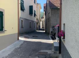 The house in the alley, villa i Casella