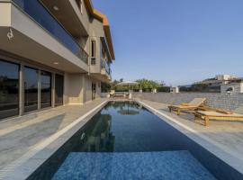 Luxury Villa with Private Pool Close to Lara Beach, villa í Antalya