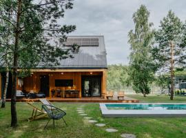 Domek z basenem nad Bugiem、Błonieのホテル