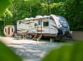 Grotto Getaway, hotel in Miller Lake