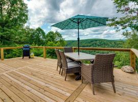 Searcy Vacation Rental with Deck and Water Views!, hôtel à Searcy