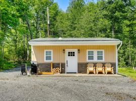 Secluded Poconos Cabin with Fire Pit on 75 Acres!, מלון באיסט סטרדסברג