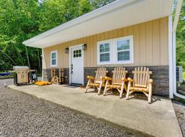 Secluded Poconos Cabin with Fire Pit on 75 Acres!, hotel en East Stroudsburg