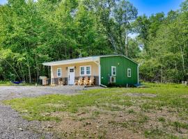 Secluded Poconos Cabin 75 Acres and Fire Pit!, spaahotell sihtkohas East Stroudsburg
