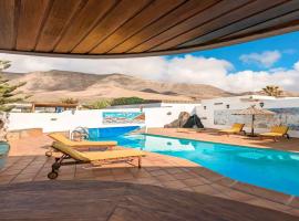 Bungalow Allende Famara con piscina privada y AC, hotel in Famara