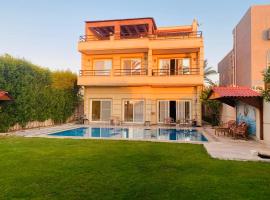 Lovely Villa 5- bedroom with Overflow Pool with Nice Garden at Green Oasis Resort, hôtel à Alexandrie