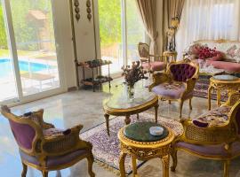 Lovely Villa 5- bedroom with Overflow Pool with Nice Garden at Green Oasis Resort, Ferienhaus in Alexandria