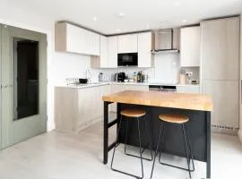 Super Luxe 2-Bed Penthouse apartment Central Maidenhead with parking