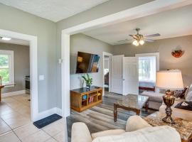 Lakefront Mound Getaway Near Snowmobiling Trails!, hotel v destinaci Mound