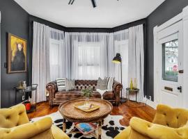 Enchanting Bungalow - 2BR Historic Hidden Gem, hotel v destinaci Xenia