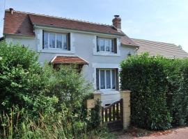 Maison de campagne avec jacuzzi et piscine, hotel i Parigny-les-Vaux