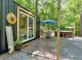 Tiny Home with Hot Tub By Mohican State Park!，Loudonville的SPA 飯店