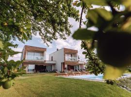 Iris Croatica J - deluxe apartment with shared pool, family hotel in Oroslavje