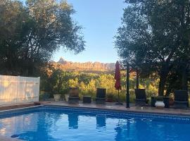 The Inn at 37 Main，Rockville的附設泳池的飯店