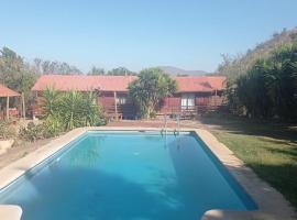 Cabaña con piscina en Curacaví, casa vacanze a Curacaví