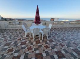 Grand Appart T5 avec Grande terrasse vue sur Mer, hotel en Brarat
