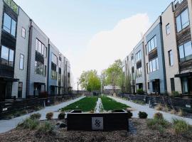 Modern Townhome Near Downtown walk to CWS!, khách sạn ở Omaha