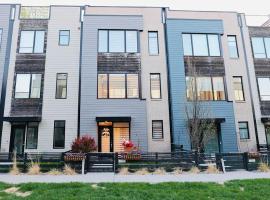 Modern Omaha Townhome with Downtown views, cottage in Omaha