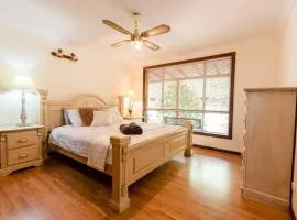 Camellia Cottage - Country Rustic Charm Close to Forest and Town