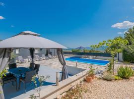 Amazing Home In Imotski With Private Swimming Pool, Can Be Inside Or Outside – obiekty na wynajem sezonowy w mieście Majići