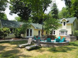 Lorlee - A Large And Luxurious Lakefront Cottage!, hotel with parking in Woodland Beach
