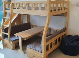 Kid Slide Family Apartment with 2 Bedroom + 2 Bath, ваканционно жилище в Масаи