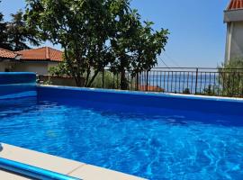 Apartments with swimming pool 9x4m, hotell i Selce