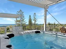 Beachfront Apt with rooftop spa across from Marcoola Beach