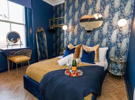 Luxury Accommodation In The City Centre With Free Parking, хотел в Борнмът
