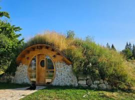 Mountain bungalows and a Hobbit House - Jazavčije Rupe, poilsiautojų namelis mieste Han Pijesak