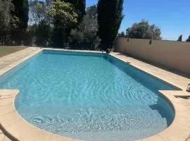 Maison 70m2 privatisée Provence avec piscine & jardin