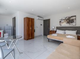 Studio Penthouse 51 with side sea views at the OLO Living guesthouse, hotel en Paceville