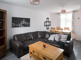 Pass the Keys Beautiful 3 bed home near MCR airport with parking, hotel in Cheadle