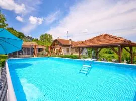 2 Bedroom Cozy Home In Hrastovica
