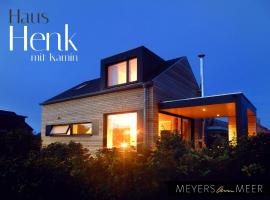 Schickes Holzchalet "HENK" - mit Kamin - Ostsee Strand 500m - 4 Personen - by "Meyers am Meer": Zierow şehrinde bir dağ evi