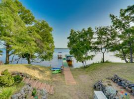 Lakefront Wisconsin Home - Deck, Fire Pit and Kayaks, hótel í Stone Lake