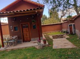 Tiny house with medicinal tub., cabaña o casa de campo en Urubamba