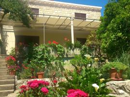 Antun Mozara Family House, מקום אירוח B&B בסלאנו