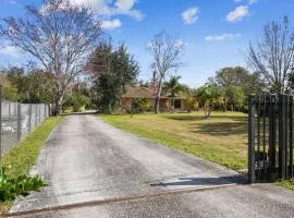 TRANQUILITY! PRIVATE Gated Estate! Boats, RVs OK! Has Separate Apt, Fishing, Hiking, LOW Rates!