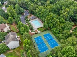 Relaxing 3BR Duplex Home w/ Pool & Patio, hotel in Buford