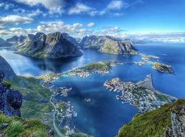 House in the heart of Lofoten with spectacular view, puhkemaja sihtkohas Reine