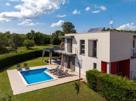 Urban Villa D8 with swimming pool and sauna, viešbutis mieste Labinas
