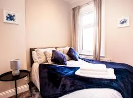 Contractor house, sleeps 7, close to restaurant's & bars, long stays available, Oveyo Accommodation