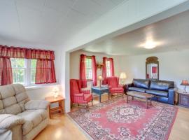 1 Mi to Lake Superior Cottage with Sauna and Rec Room, villa en Calumet