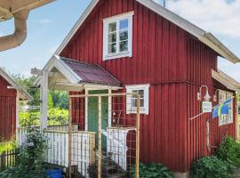 Awesome Home In Tors With Kitchen, semesterhus i Brommösund